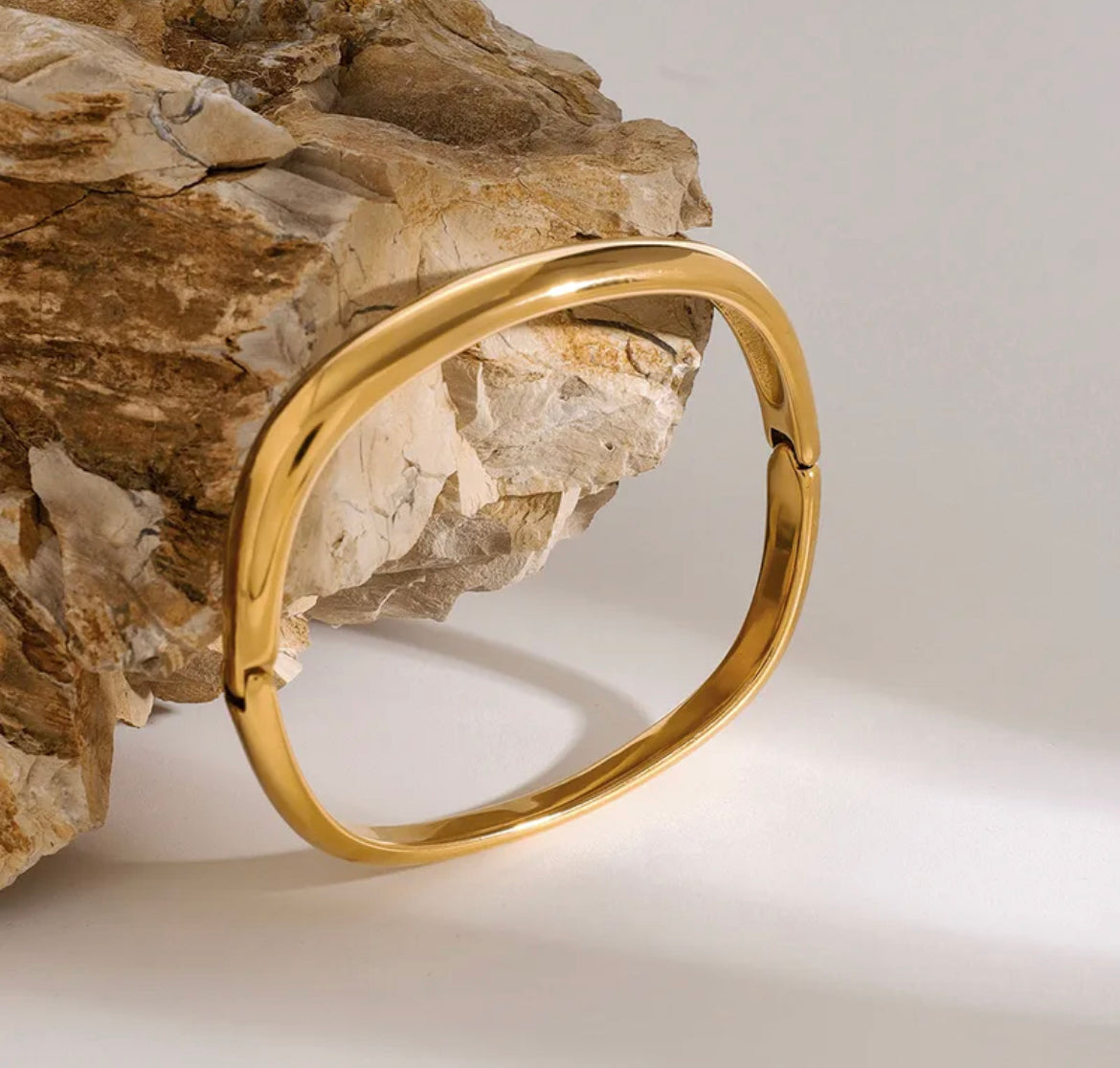 Chic Gold Minimalist Bracelet