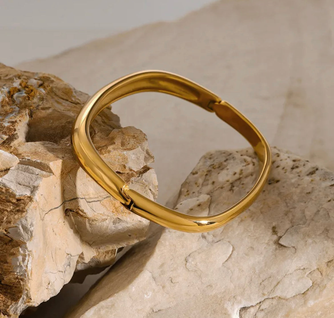 Chic Gold Minimalist Bracelet